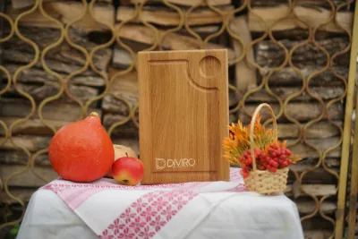 Доска для подачи с выемкой под соус, дуб 30×20 см от мастерской DIVIRO